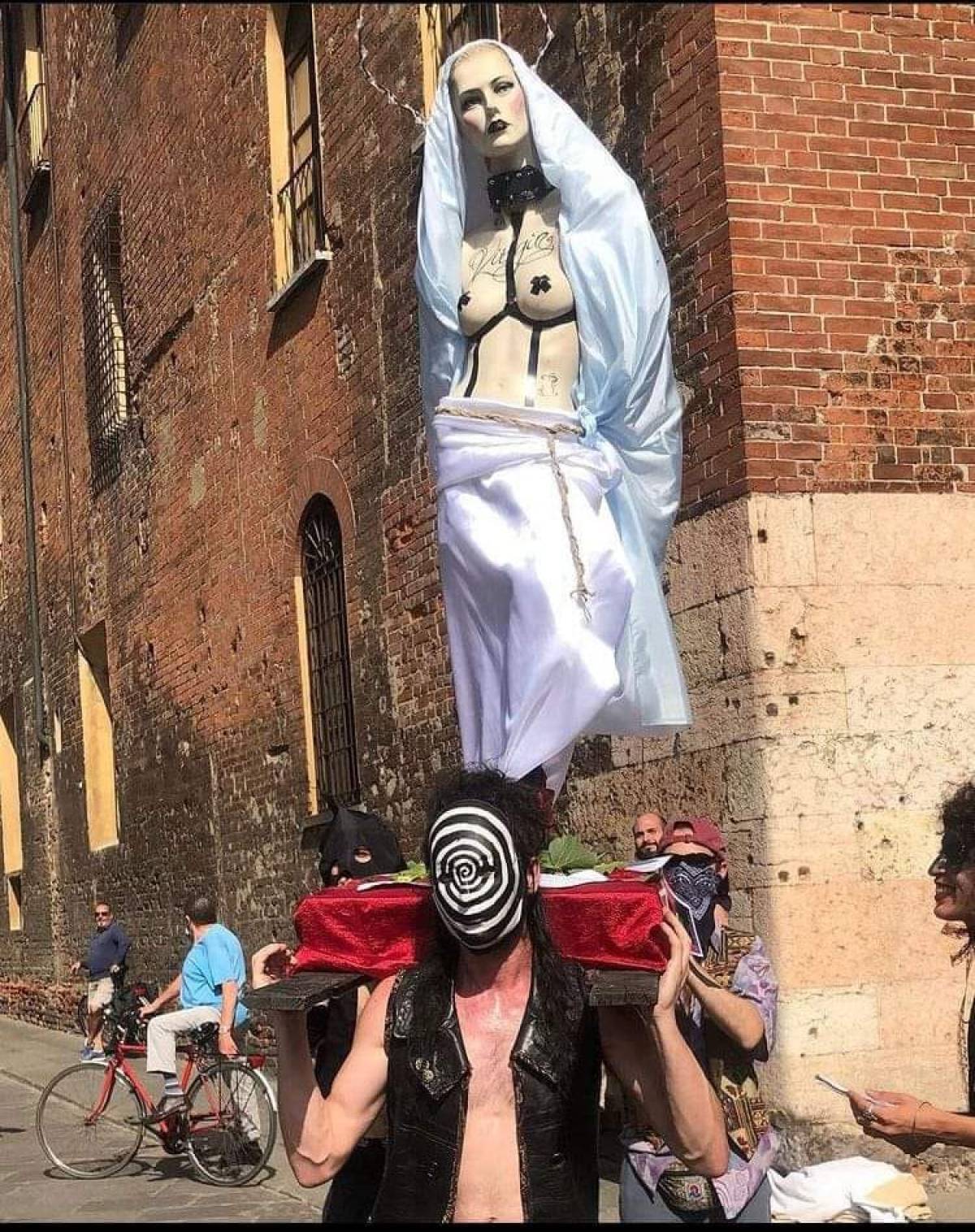 madonna seno nudo cremona