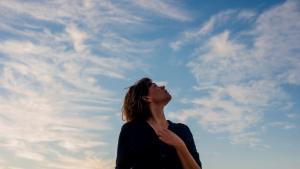 DONNA SGUARDO AL CIELO