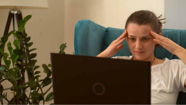 ABORTO, DONNA AL LAPTOP