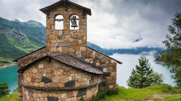 CHAPELLE-MONTAGNE-FRANCE-shutterstock_1934532728-e1659020246410.jpg