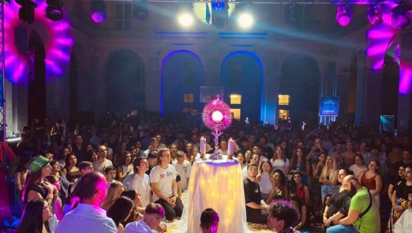 RAVE DISCOTECA RAGAZZI SEDUTI INTORNO EUCARISTIA