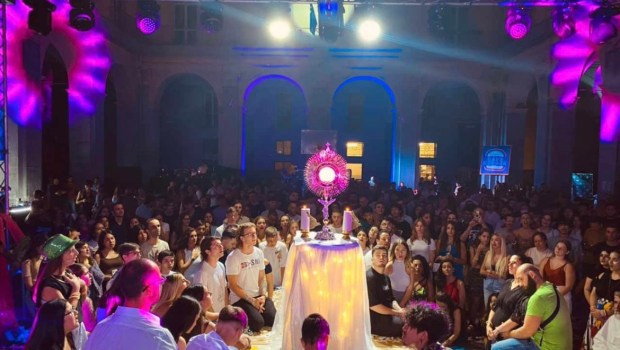 RAVE DISCOTECA RAGAZZI SEDUTI INTORNO EUCARISTIA