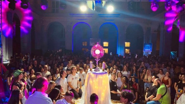 RAVE DISCOTECA RAGAZZI SEDUTI INTORNO EUCARISTIA