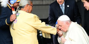 Abusi e violenze: il Papa implora &#8220;perdono&#8221; agli indigeni del Canada