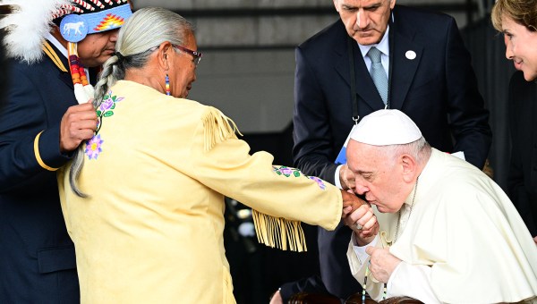 Pope-Francis-meets-members-of-an-indigenous-tribe-during-his-welcoming-ceremony-at-Edmonton-International-Airport-AFP