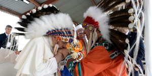 Il Papa e gli indigeni del Canada per costruire una «casa di riconciliazione» 