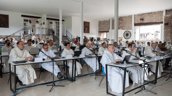 FRATI DOMENICANI SEDUTI E IN FILA