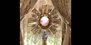 In un&#8217;antica basilica di Roma c&#8217;è l&#8217;impronta di un&#8217;ostia miracolosa