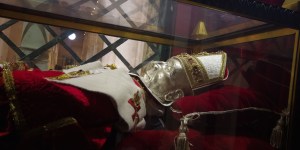 Rendendo omaggio a papa Celestino V che rinunciò, papa Francesco sottolinea «la forza degli umili»