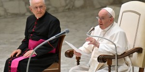 Il Papa: i vecchi, una luce per le altre età della vita