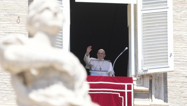 papież Franciszek podczas modlitwy Anioł Pański