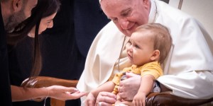 Il Papa: la famiglia sotto attacco, ideologie di vario tipo saccheggiano i valori umani