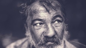 UOMO CHE GUARDA E ASCOLTA