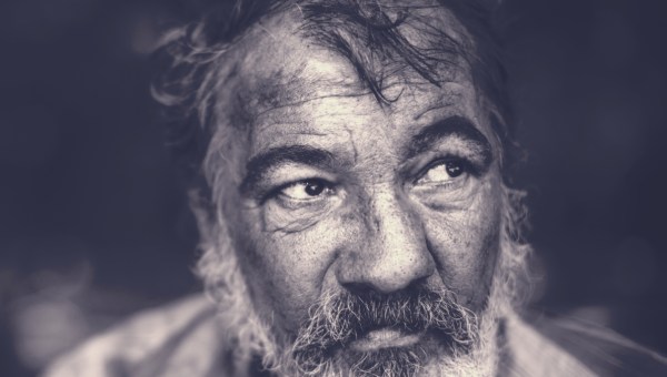 UOMO CHE GUARDA E ASCOLTA