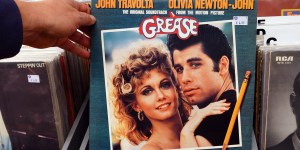 Addio a Sandy di Grease: &#8220;il tumore mi ha insegnato molto sulla compassione&#8221;