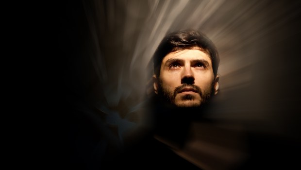 UOMO SGUARDO IN ALTO