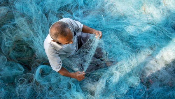 PESCATORE CON RETI DA PESCA