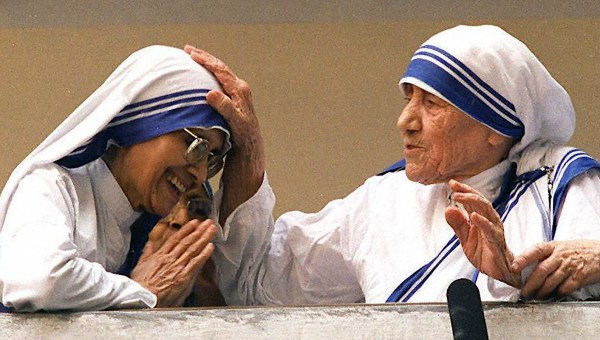 Matka Teresa błogosławi jedną z sióstr w Kalkucie, 14 marca 1997 r.