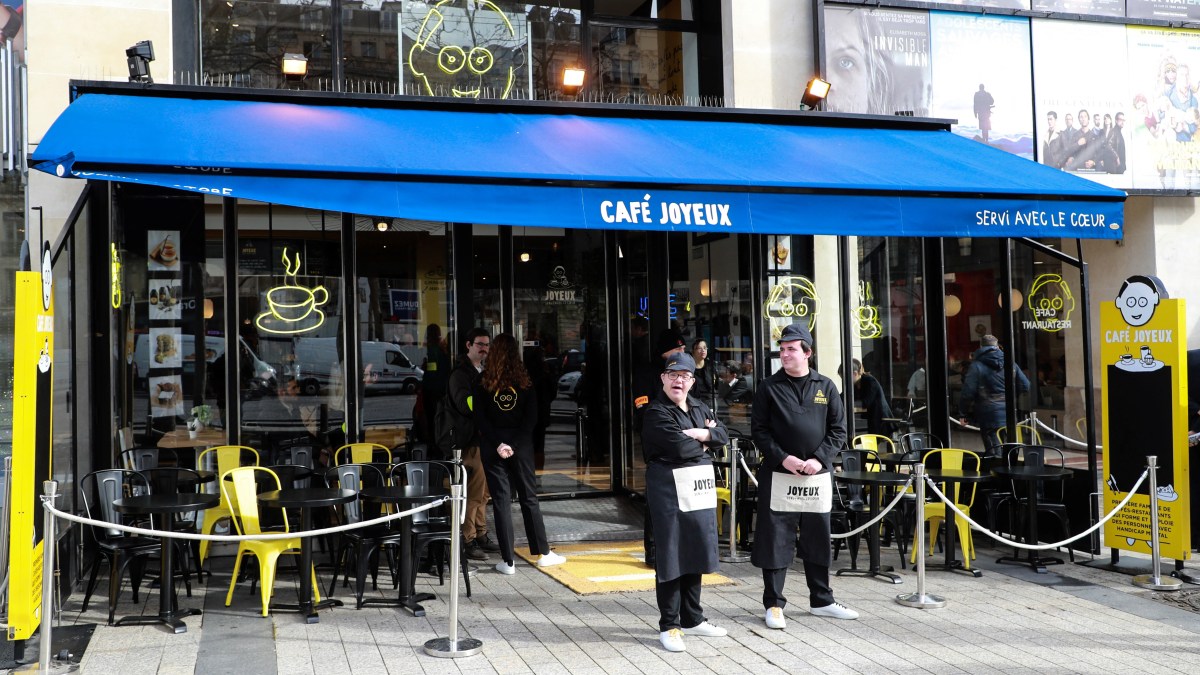 CAFE-JOYEUX-TRISOMIE-AFP-000_1PQ1QY.jpg