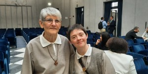 Con “un cromosoma extra”, Claire-Marie guida il Sinodo all&#8217;amore per i “piccoli”