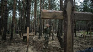 UCRAINA SOLDATO SCATTA FOTO DI CROCI PIANTATE NEL BOSCO