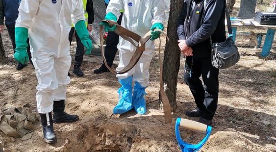 (FOTOGALLERY) L’inviato del Papa nella fossa comune in Ucraina