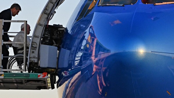 Pope-Francis-boards-his-plane-trip-to-Kazakhstan-AFP