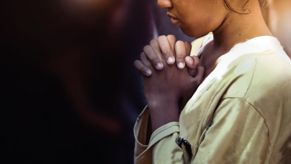 RAGAZZA IN RPEGHIERA MANI GIUNTE