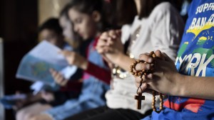 bambini pregano il rosario