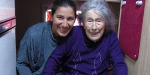 Percorre 15.000 km in camper con la nonna di 100 anni