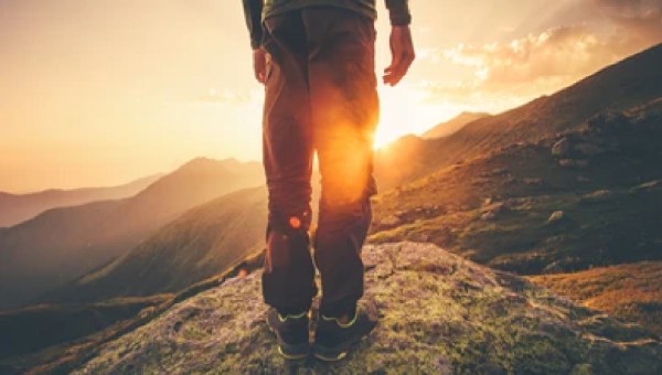 UOMO DI SPALLE CHE CAMMINA