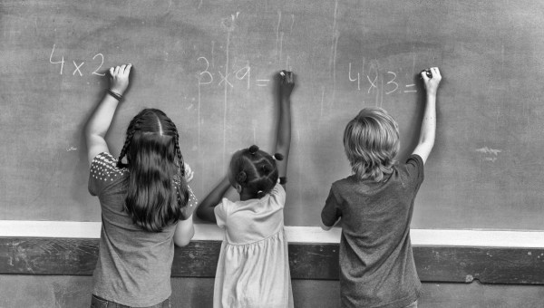 BAMBINI ALLA LAVAGNA