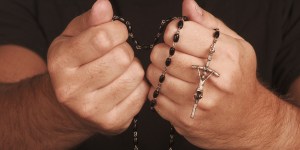I 15 benefici promessi dalla Madonna a chi recita il Rosario