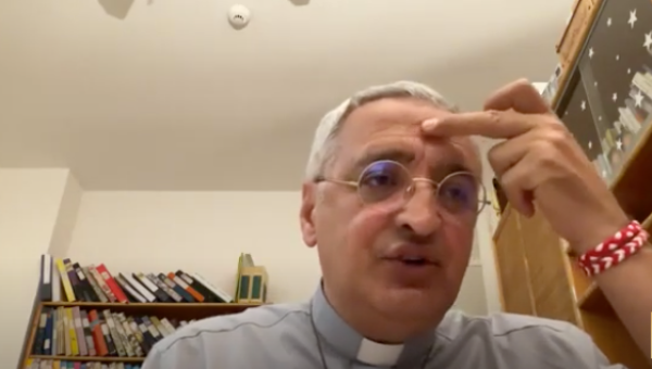 vescovi contro prete