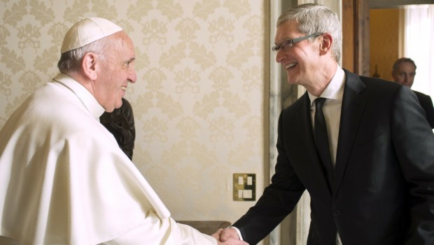 PAPA FRANCESCO STRINGE LA MANO A CEO APPLE TIM COOK