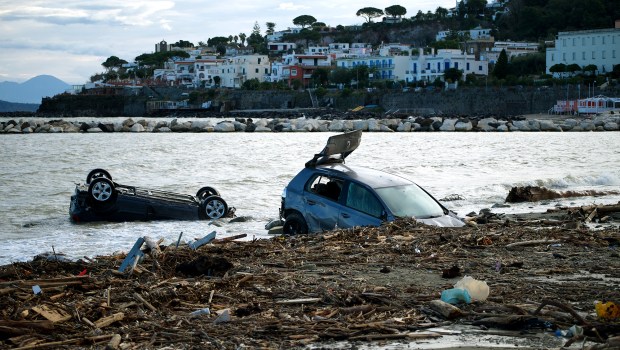Auto danneggiate a causa della frana a Ischia