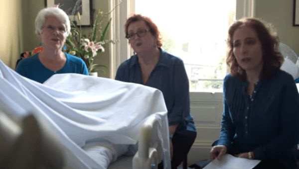 Coro canta per per persone che stanno morendo