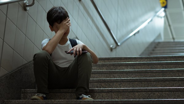 Ragazzo depresso pensa al suicidio