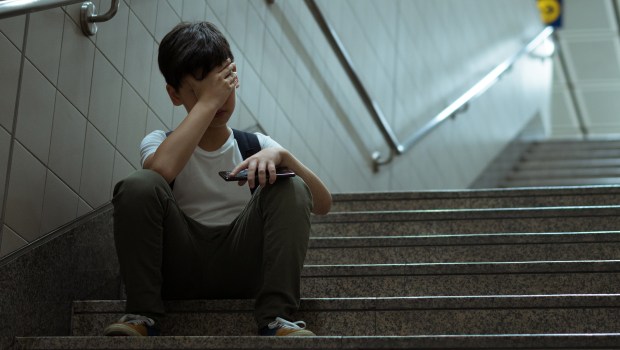 Ragazzo depresso pensa al suicidio