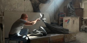 Papa Francesco benedice un&#8217;opera d&#8217;arte che fa sanguinare il cuore per i senzatetto