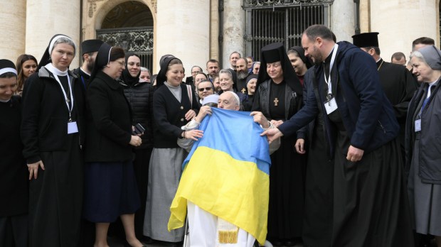 papież Franciszek otrzymał w prezencie ornaty od przedstawicieli Ukraińskiego Kościoła Greckokatolickiego