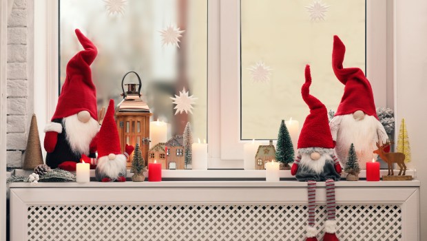 ELFI DI NATALE SEDUTI SU TERMOSIFONE