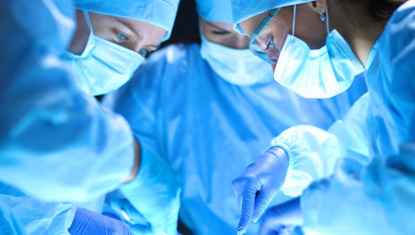 MEDICI DURANTE INTERVENTO CHIRURGICO