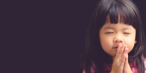 Come insegnare ai bambini piccoli la pratica della preghiera silenziosa