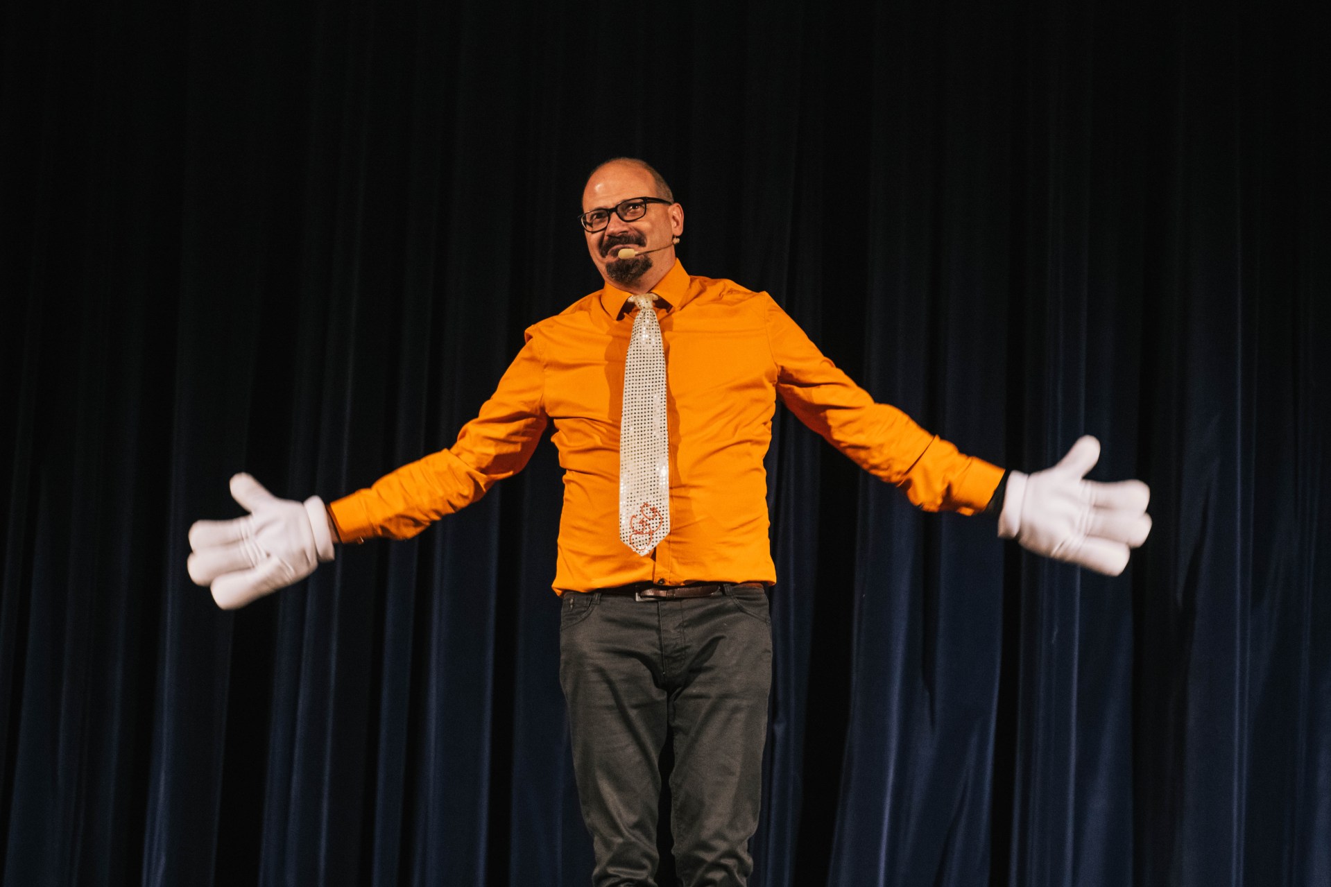 GIGI COTICHELLA CON LA CAMICIA ARANCIONE AL TEATRO LYRIC DI ASSISI