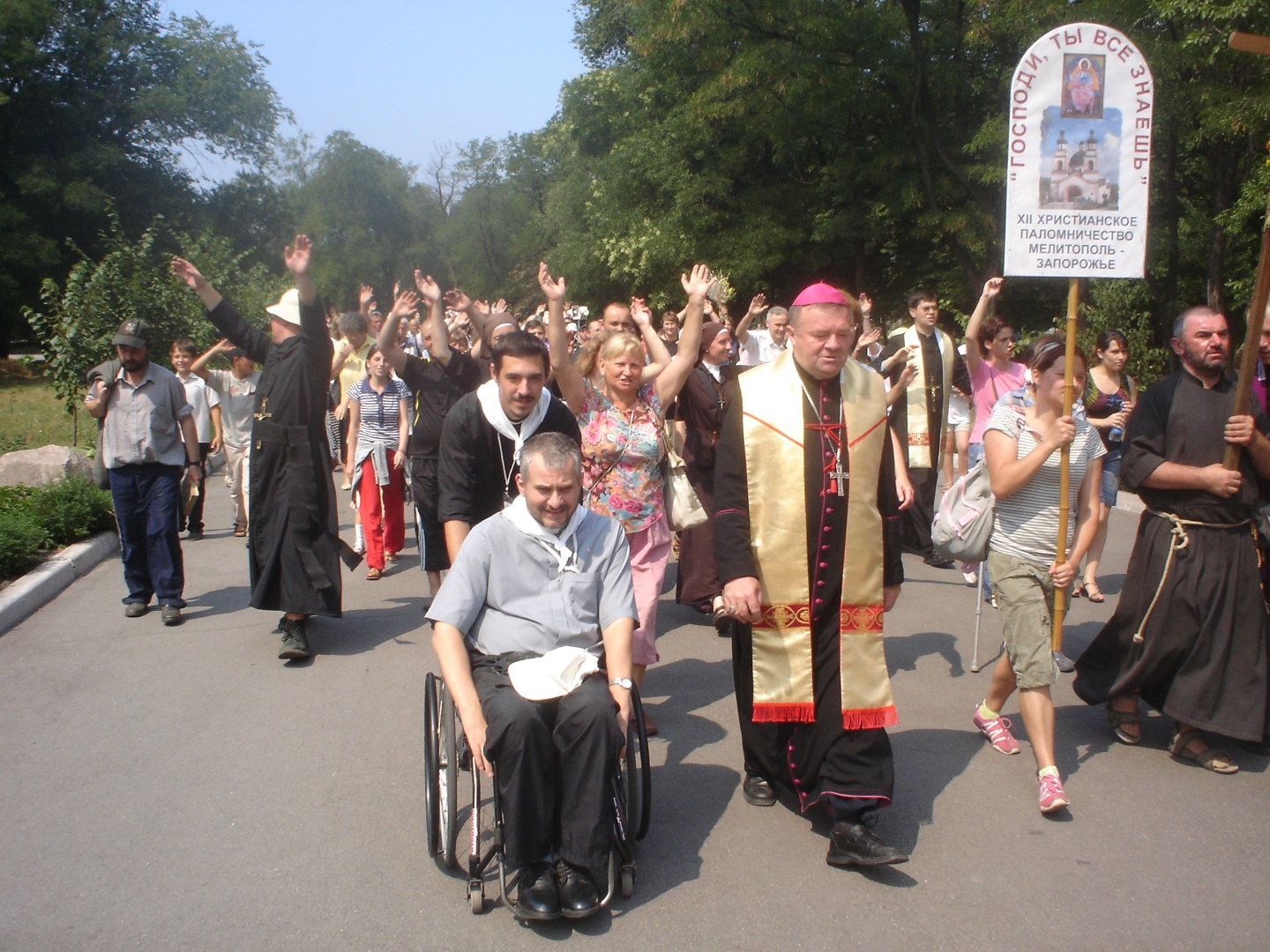 (FOTOGALLERY) Missionario in sedia a rotelle