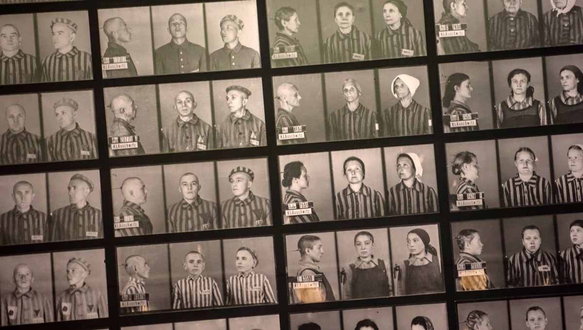 fotografie więźniów w muzeum Auschwitz wykonane przez Wilhelma Brasse