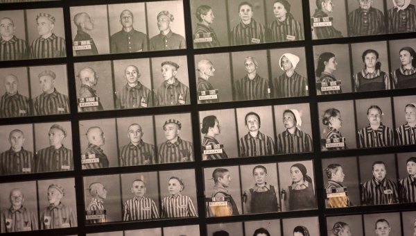 fotografie więźniów w muzeum Auschwitz wykonane przez Wilhelma Brasse