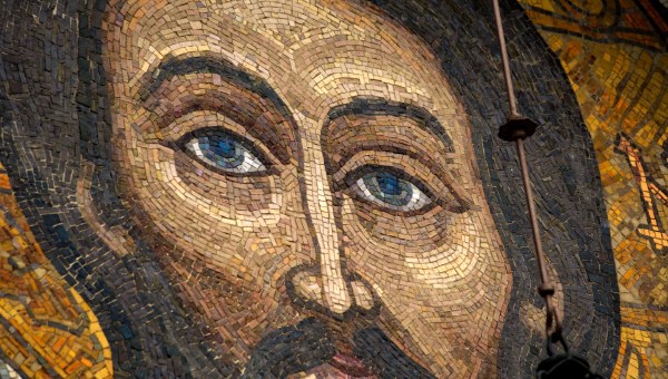 Mozaika przedstawiająca twarz Jezusa Chrystusa w kościele na Ukrainie