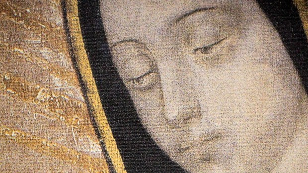 Zbliżenie na oczy wizerunku Matki Bożej z Guadalupe